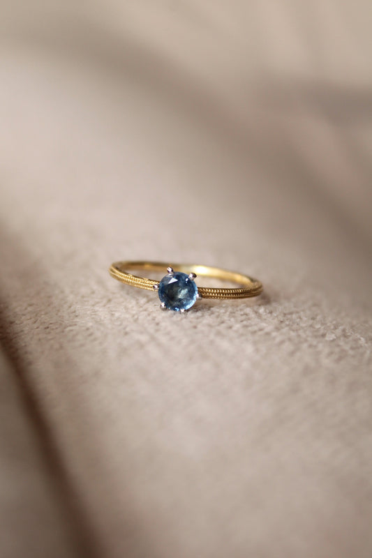 Anillo solitario oro amarillo y zafiro
