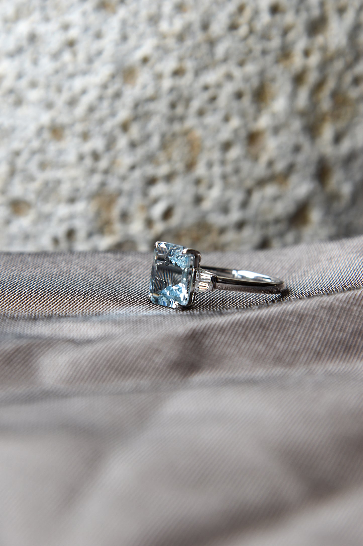 Anillo oro blanco, con baño de rodio, aguamarina y diamantes talla trapecio