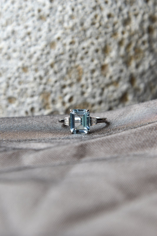 Anillo oro blanco, con baño de rodio, aguamarina y diamantes talla trapecio