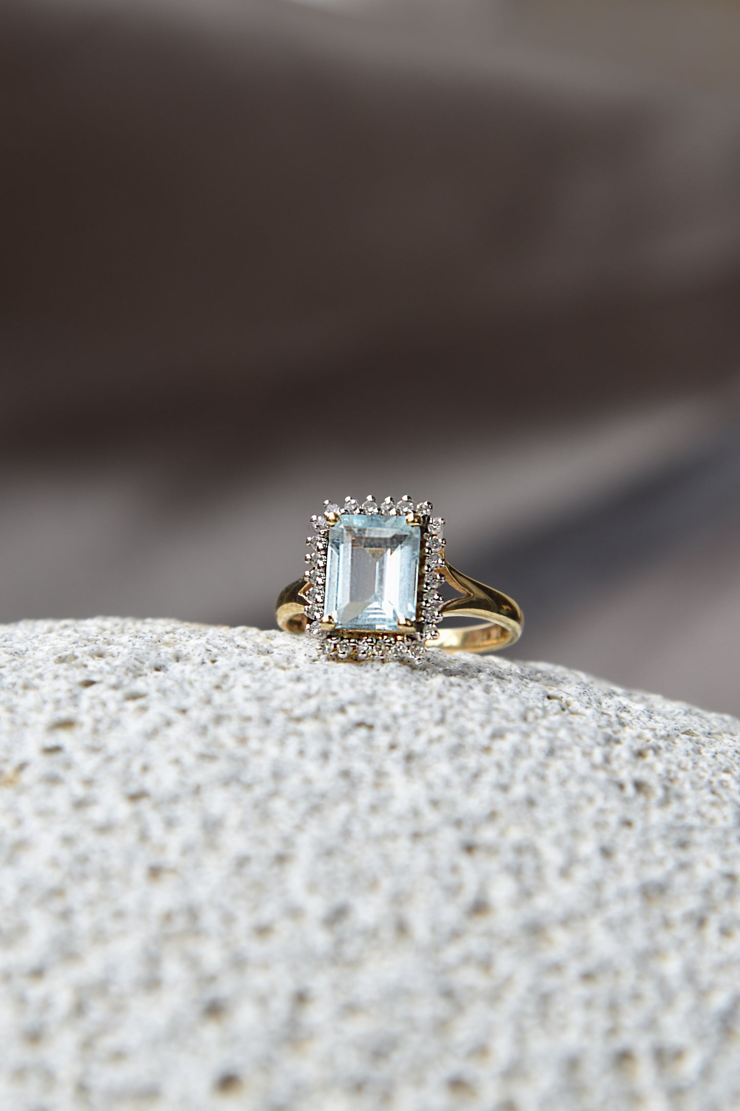 Anillo modelo halo octogonal, oro amarillo, aguamarina y brillantes