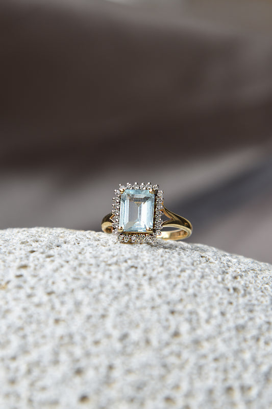 Anillo modelo halo octogonal, oro amarillo, aguamarina y brillantes