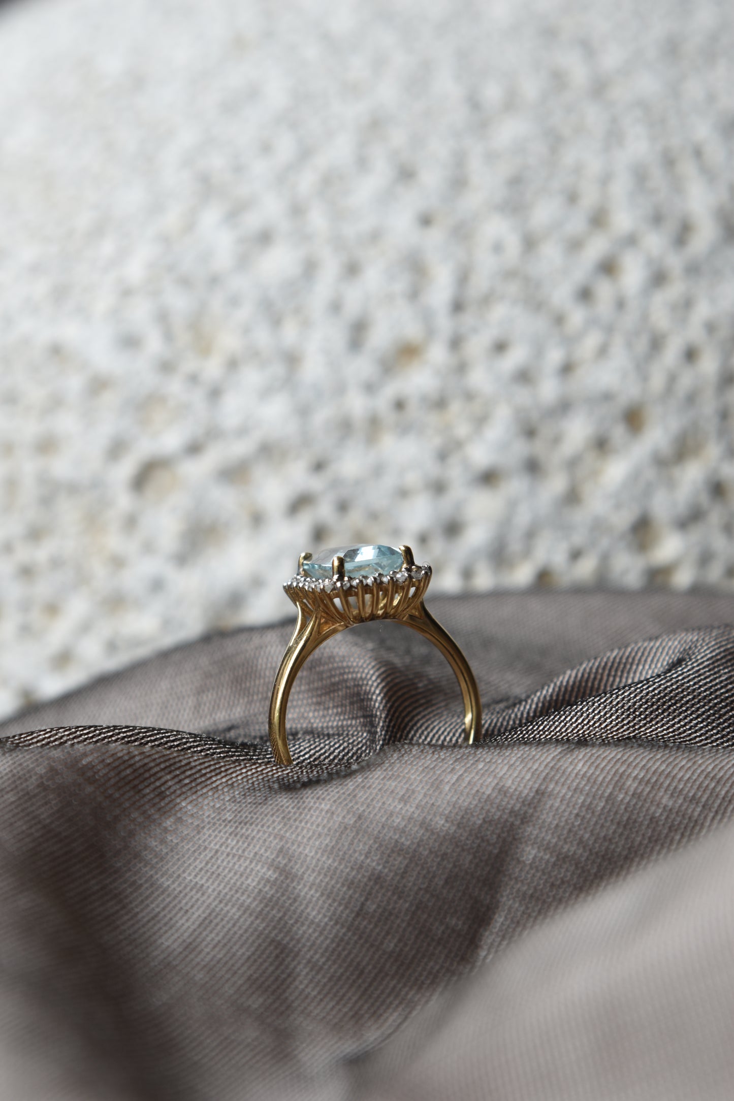 Anillo modelo halo octogonal, oro amarillo, aguamarina y brillantes