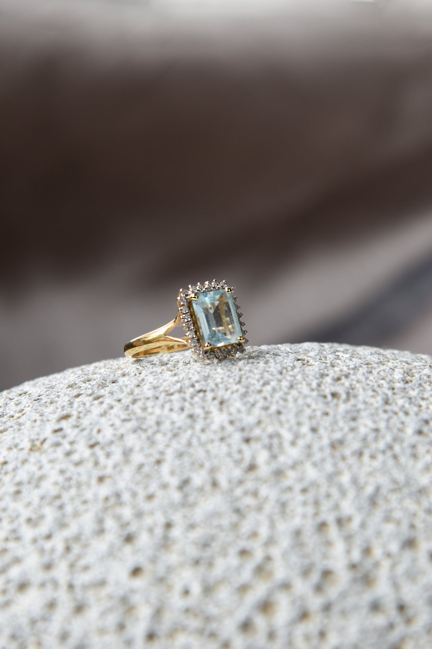 Anillo modelo halo octogonal, oro amarillo, aguamarina y brillantes