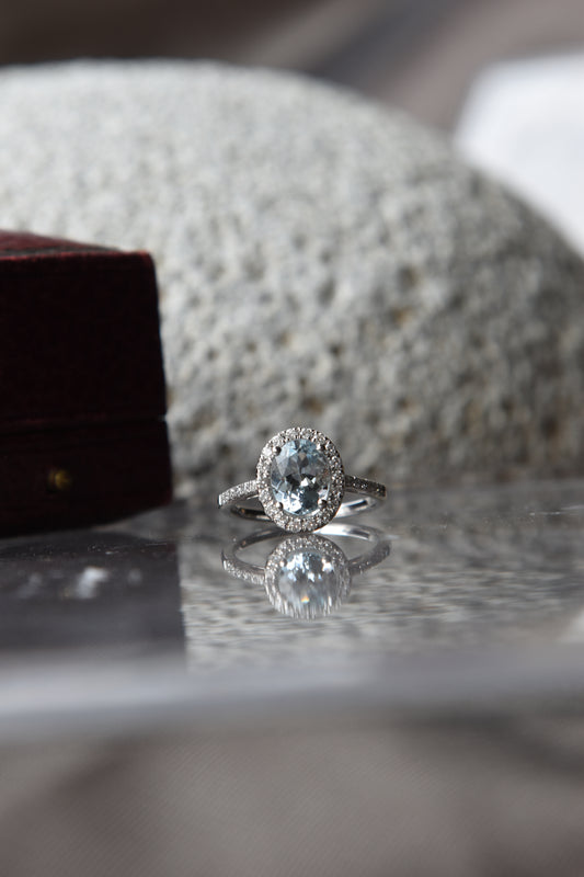 Anillo modelo halo oval, oro blanco, aguamarina y brillantes