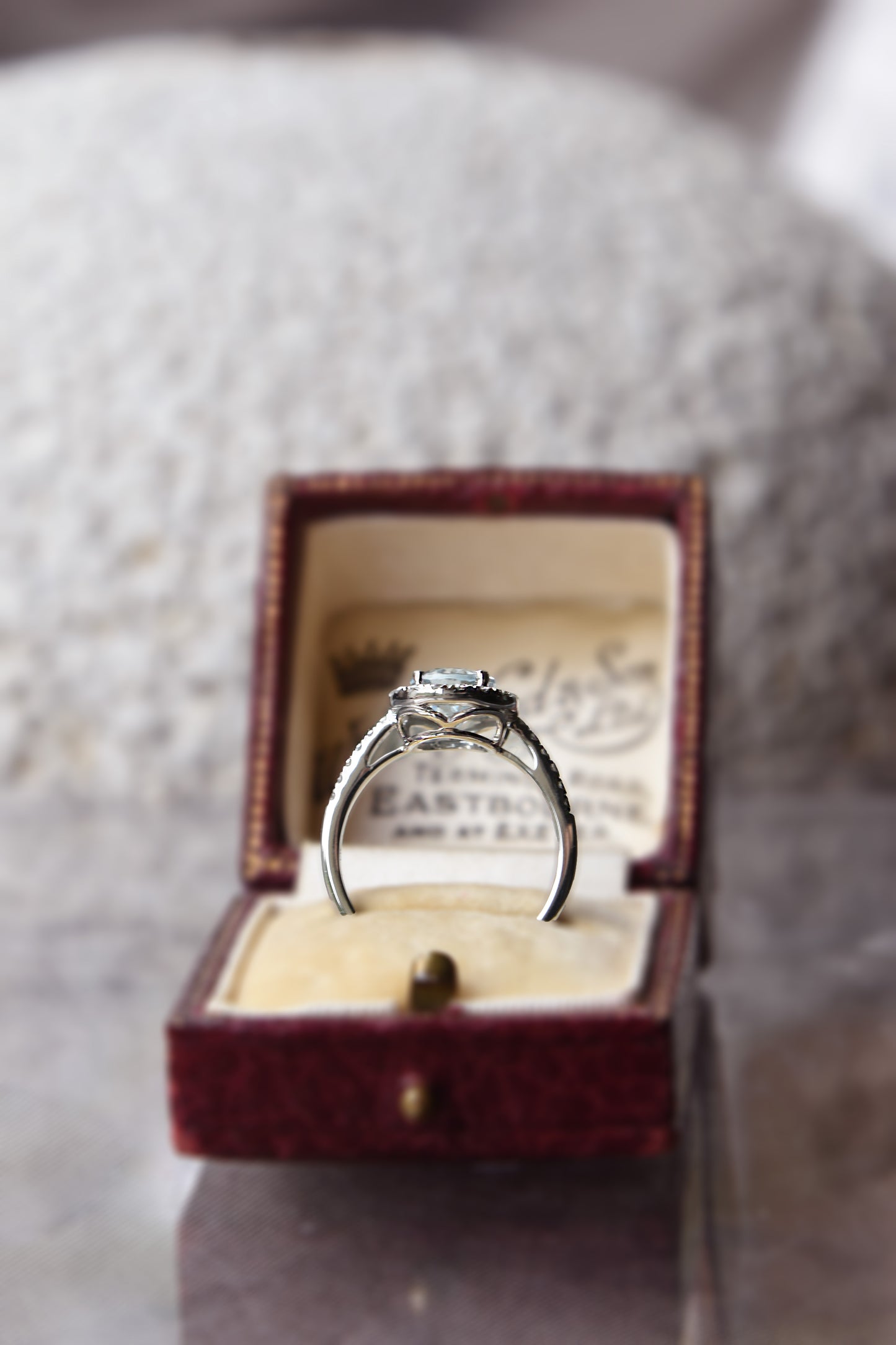 Anillo modelo halo oval, oro blanco, aguamarina y brillantes