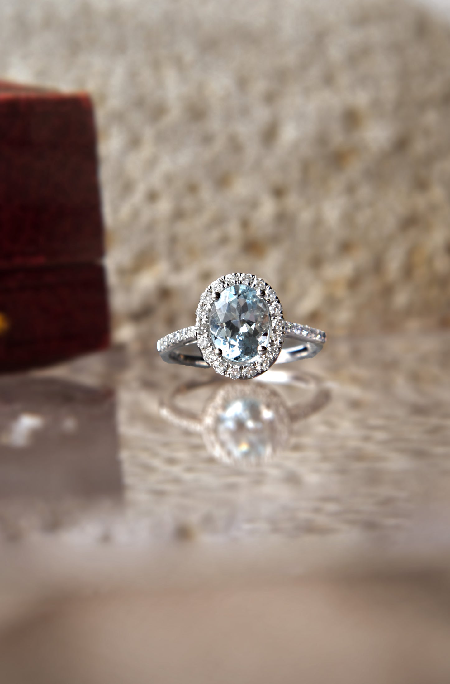 Anillo halo oval, metal oro blanco, aguamarina y brillantes