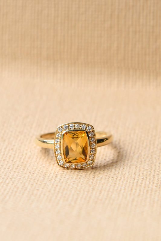 Anillo modelo halo cushion, oro amarillo, cuarzo citrino y brillantes