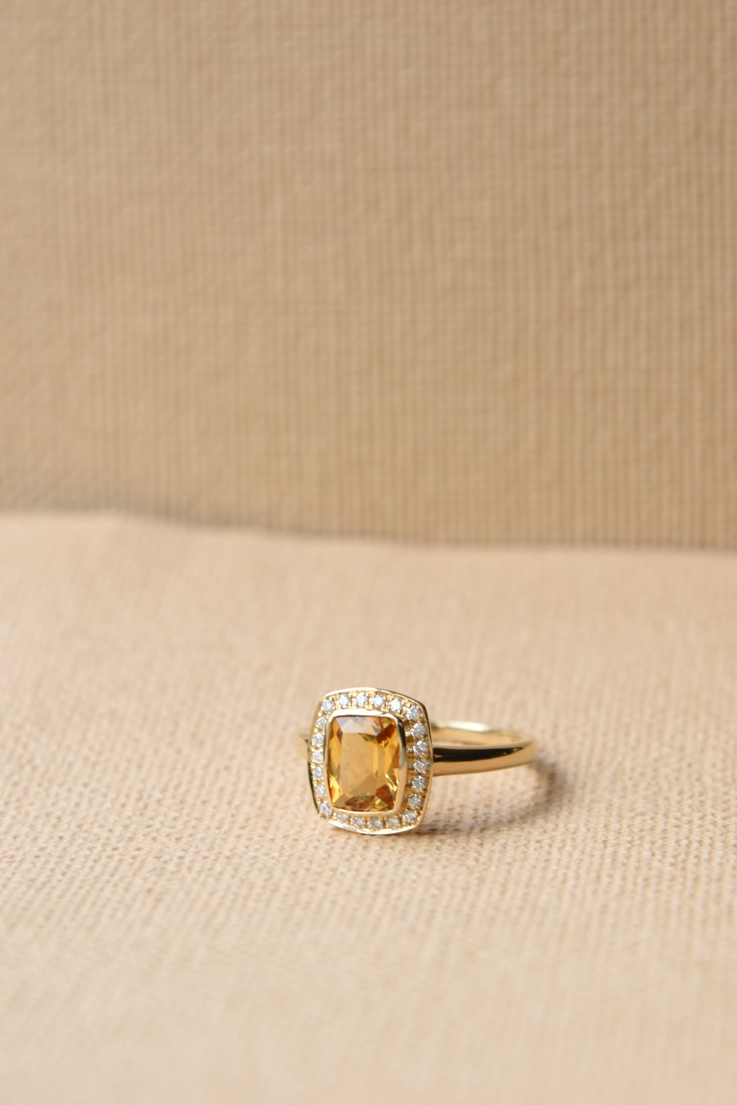 Anillo modelo halo cushion, oro amarillo, cuarzo citrino y brillantes