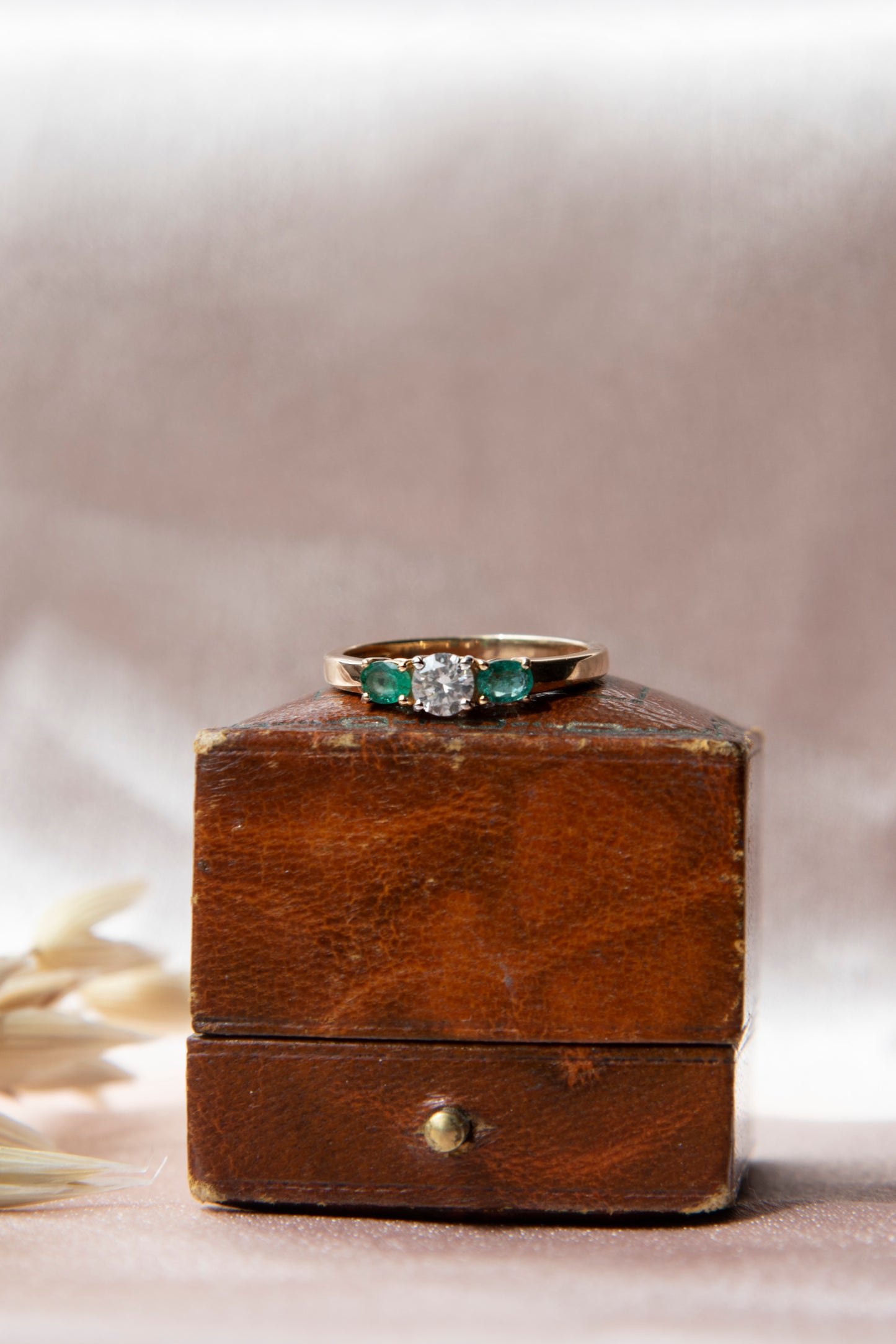 Anillo modelo tricillo, oro amarillo, brillante y esmeraldas