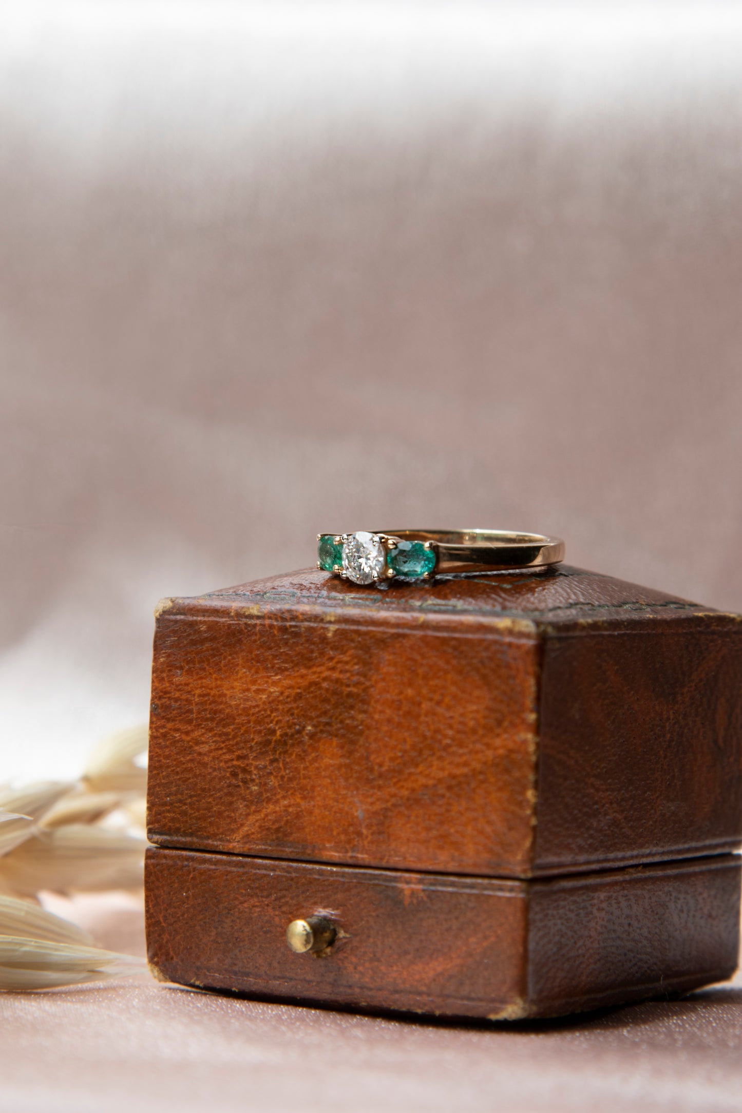 Anillo modelo tricillo, oro amarillo, brillante y esmeraldas