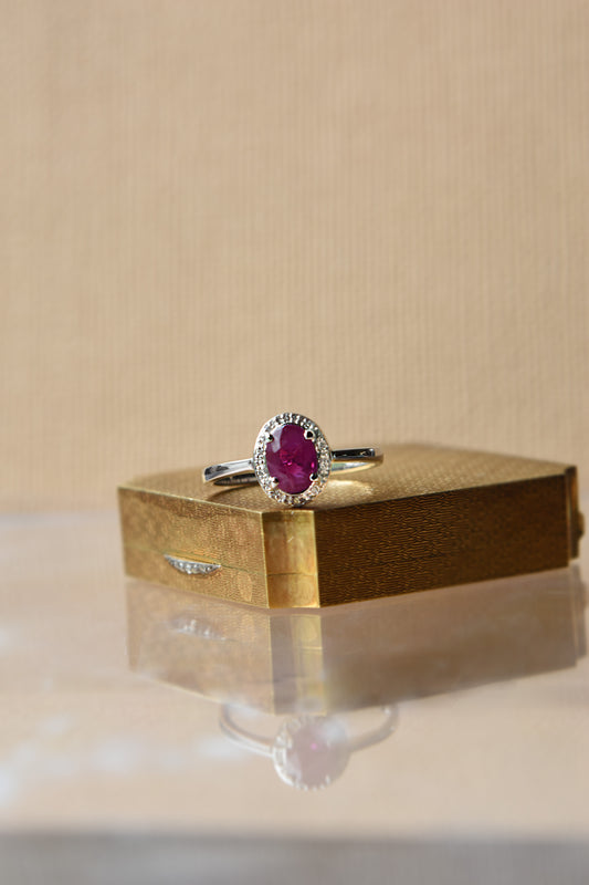 Anillo modelo halo oval, oro blanco, rubí y brillantes