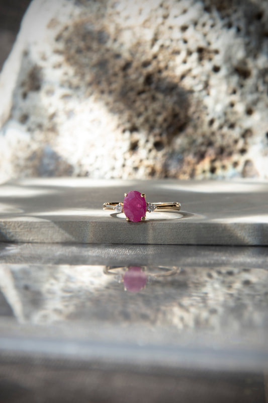 Anillo oro amarillo, rubí y brillantes