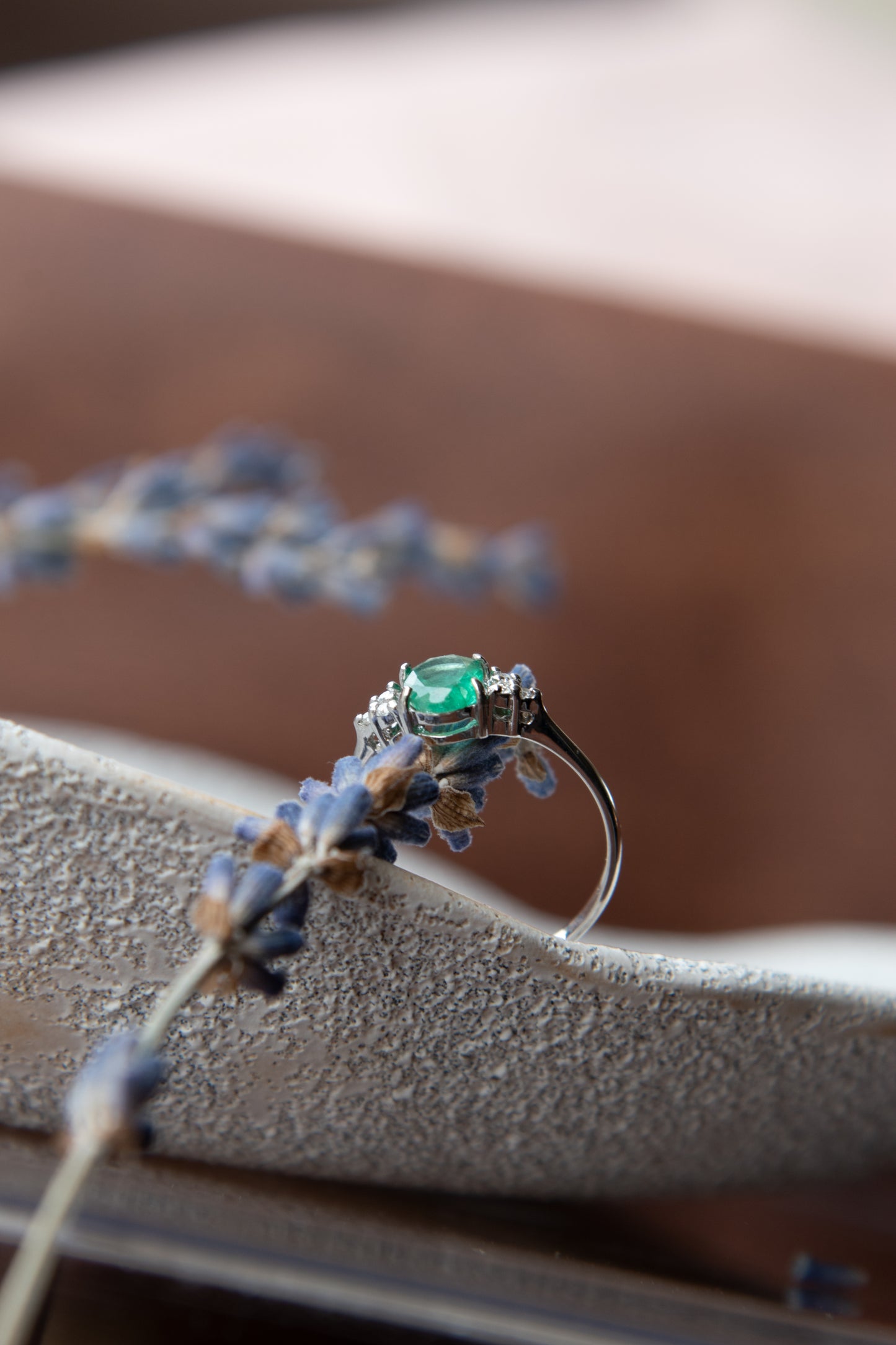 Anillo oro blanco, esmeralda y brillantes