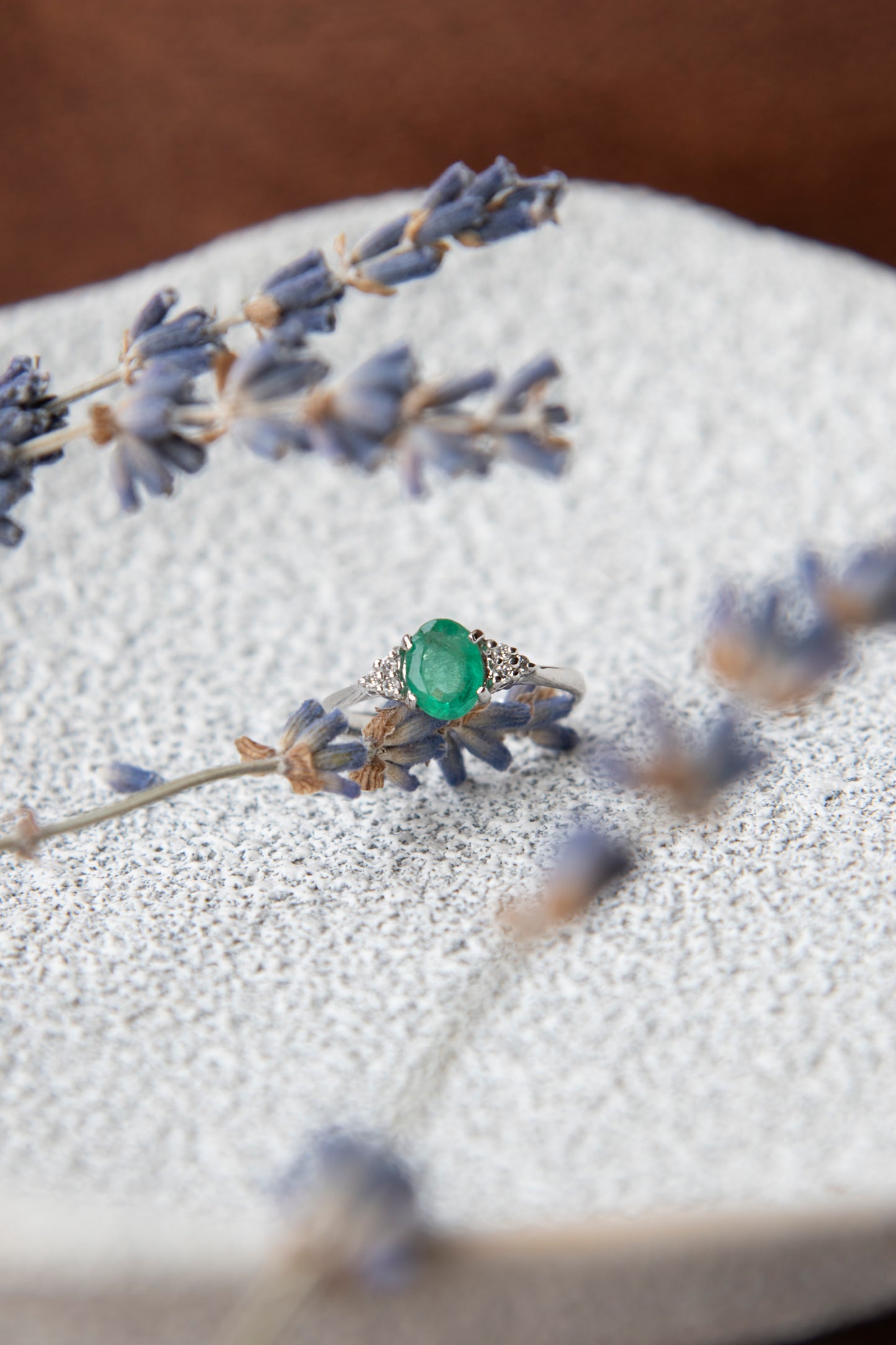 Anillo oro blanco, esmeralda y brillantes