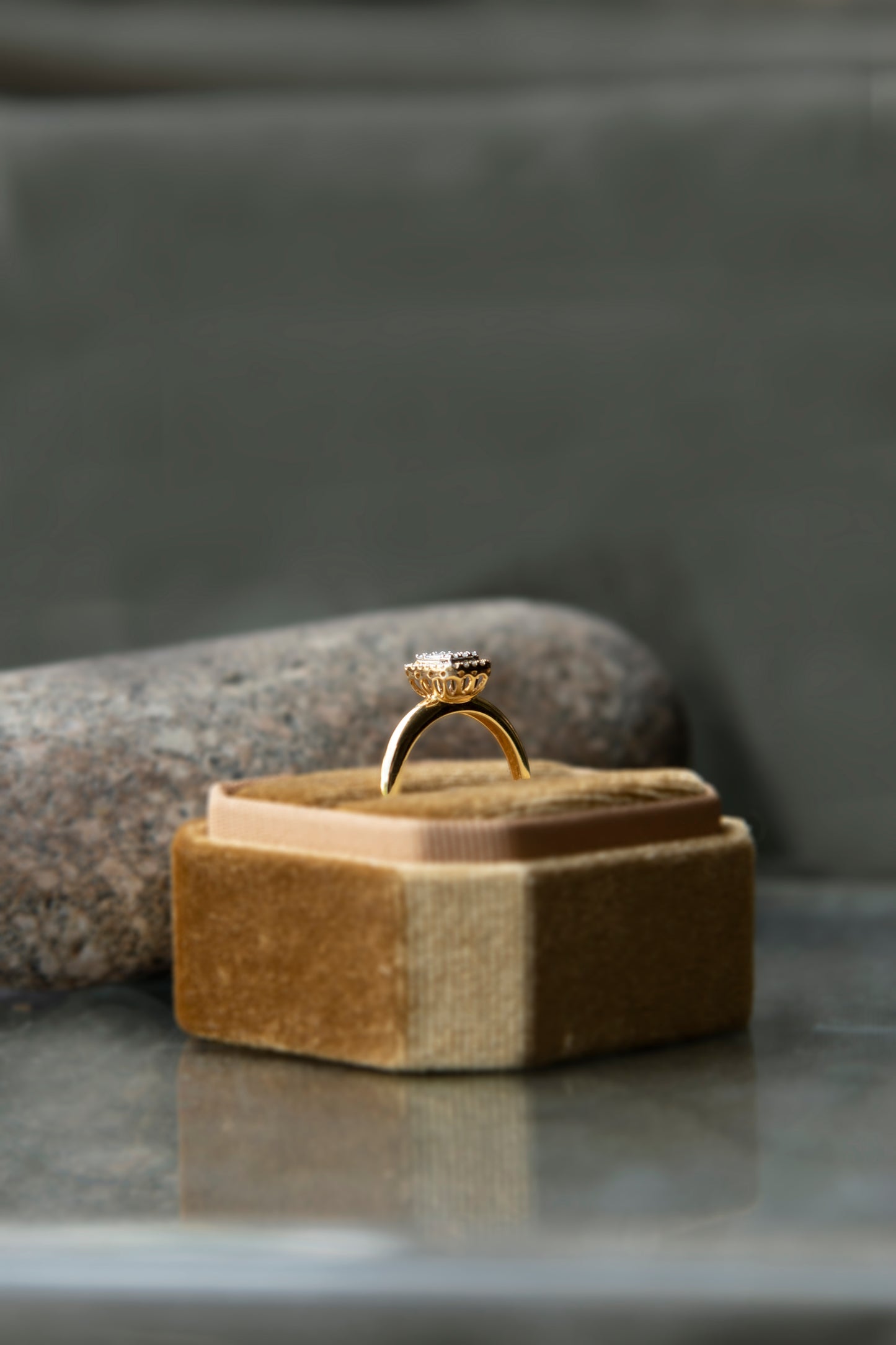 Anillo modelo halo, oro amarillo y diamantes