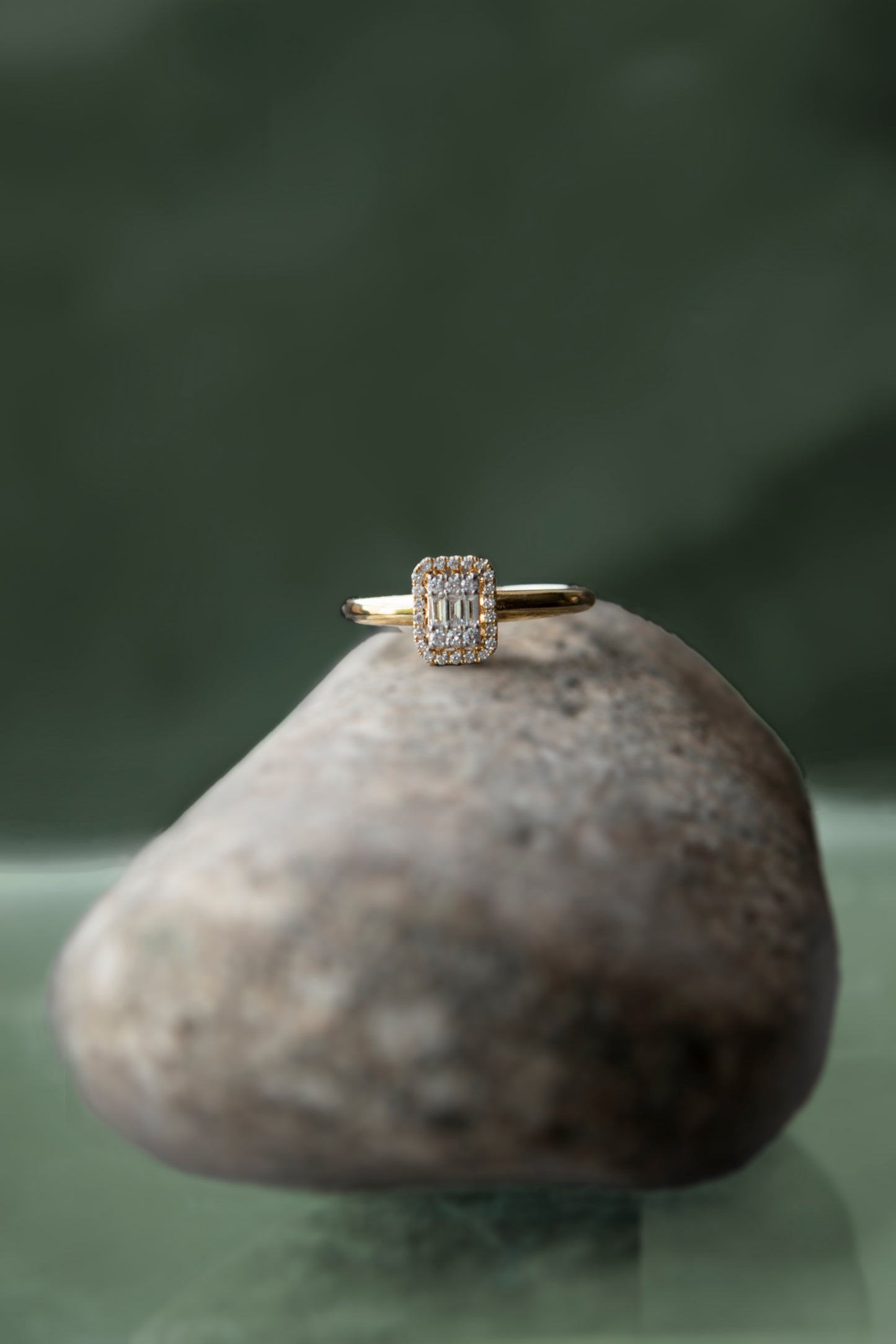 Anillo modelo halo, oro amarillo y diamantes