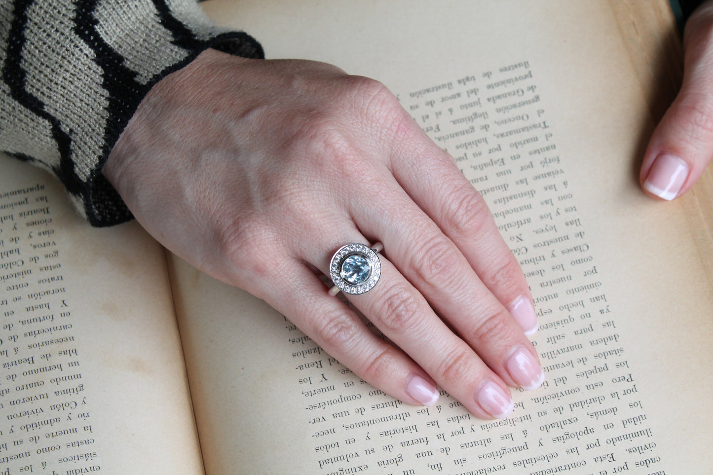 Anillo hecho a mano, plata 925, rodio platino, zirconitas y topacio.