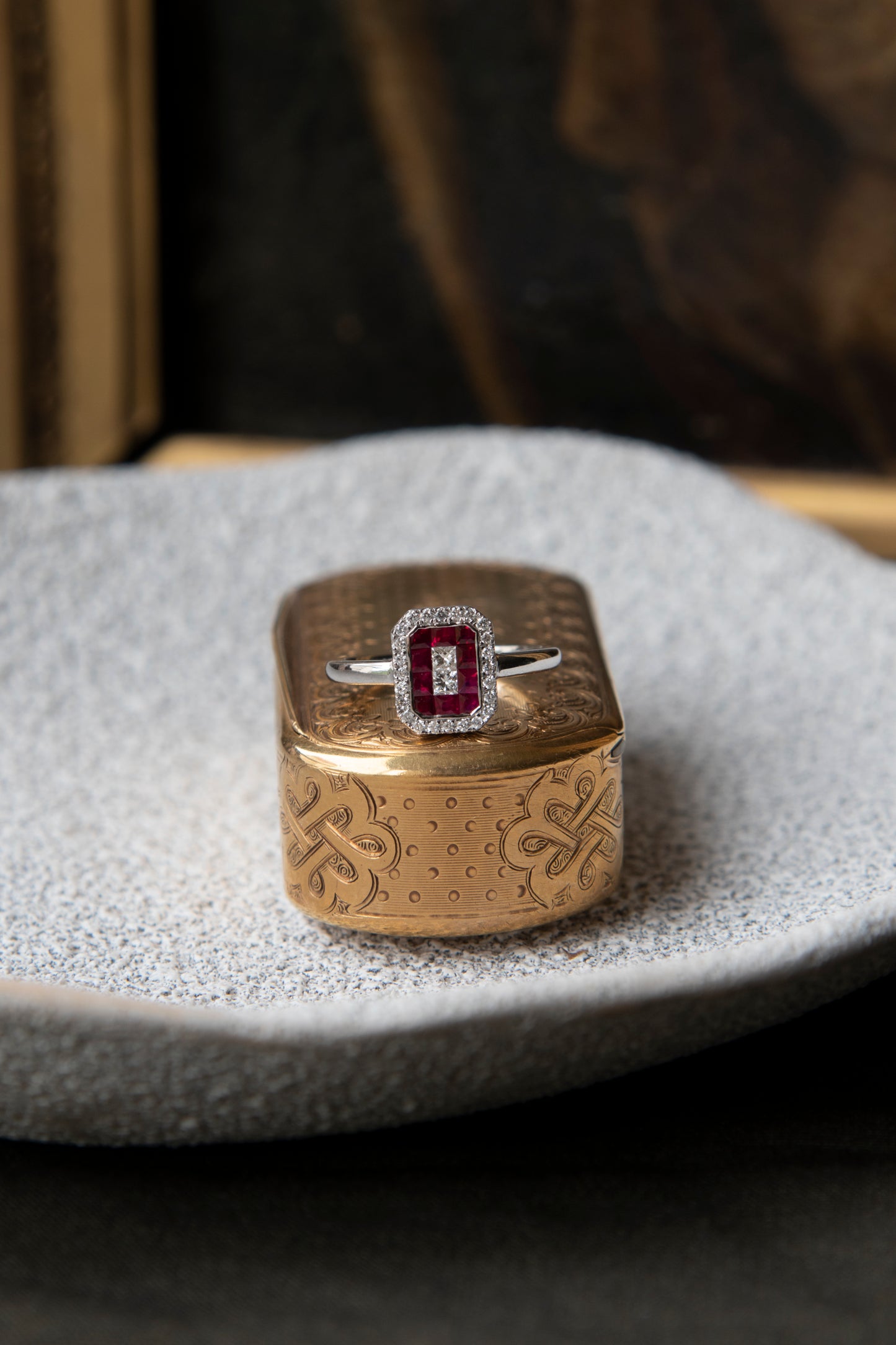 Anillo modelo halo, oro blanco, rubí y brillantes