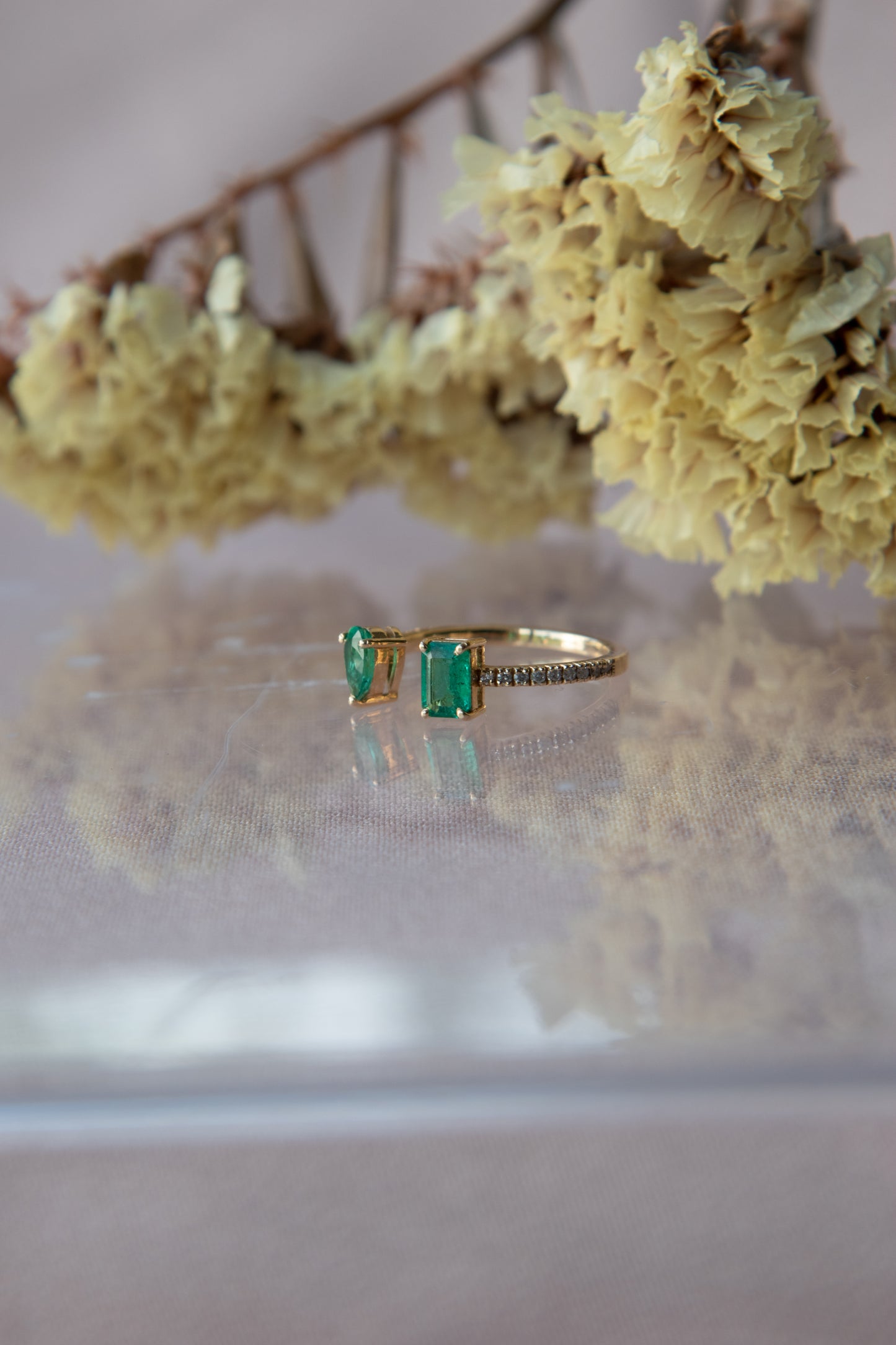 Anillo oro amarillo y esmeralda