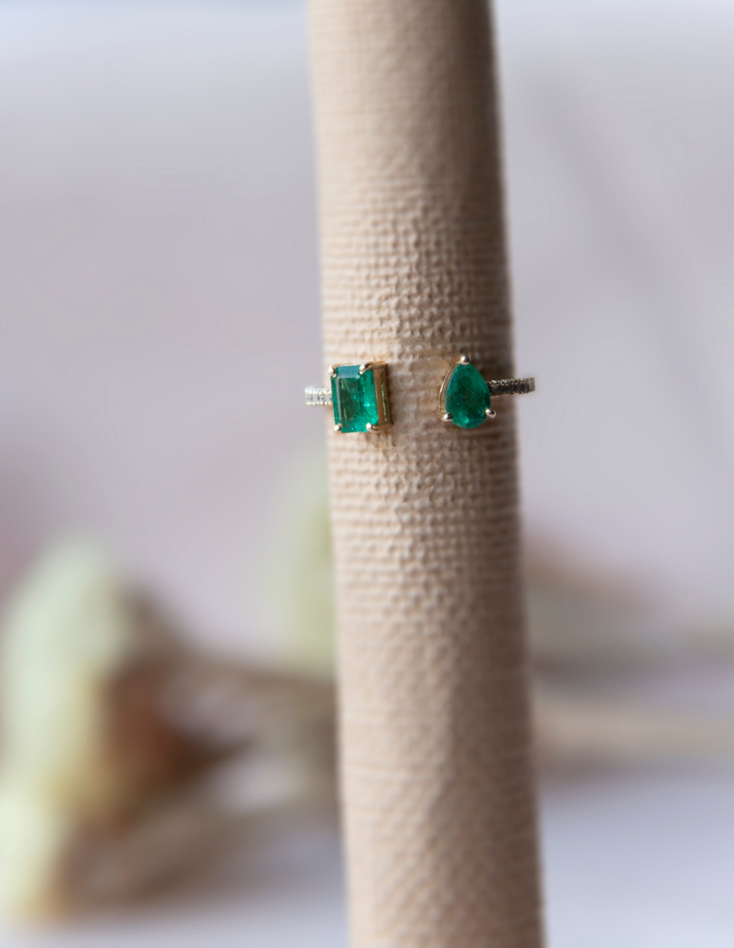 Anillo oro amarillo y esmeralda