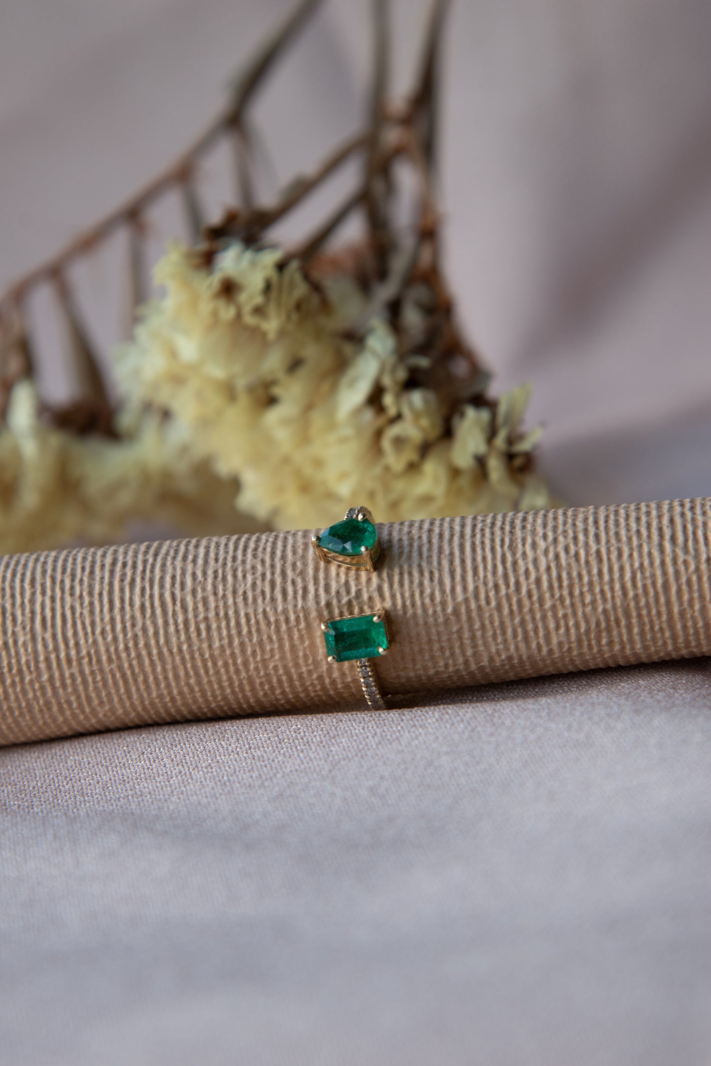 Anillo oro amarillo y esmeralda