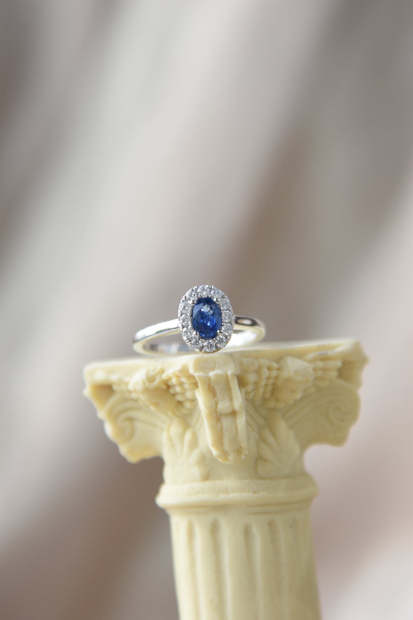 Anillo modelo Ladi Dy, oro blanco de 18k, zafiro y brillantes