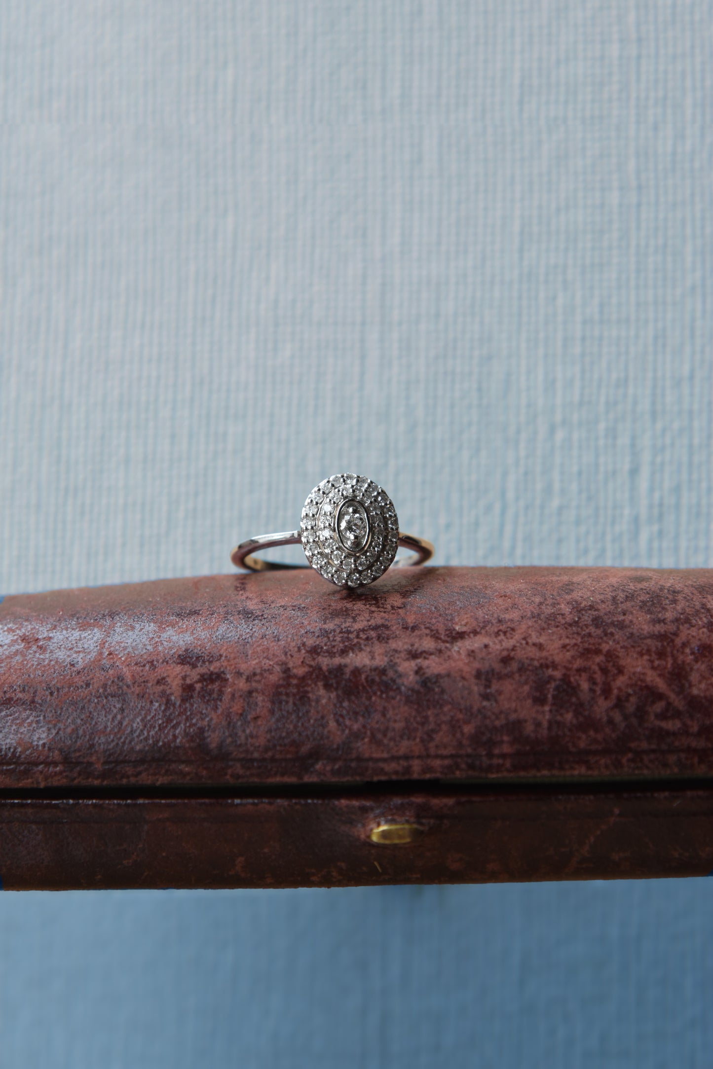 Anillo modelo halo, oro blanco, oro amarillo y brillantes