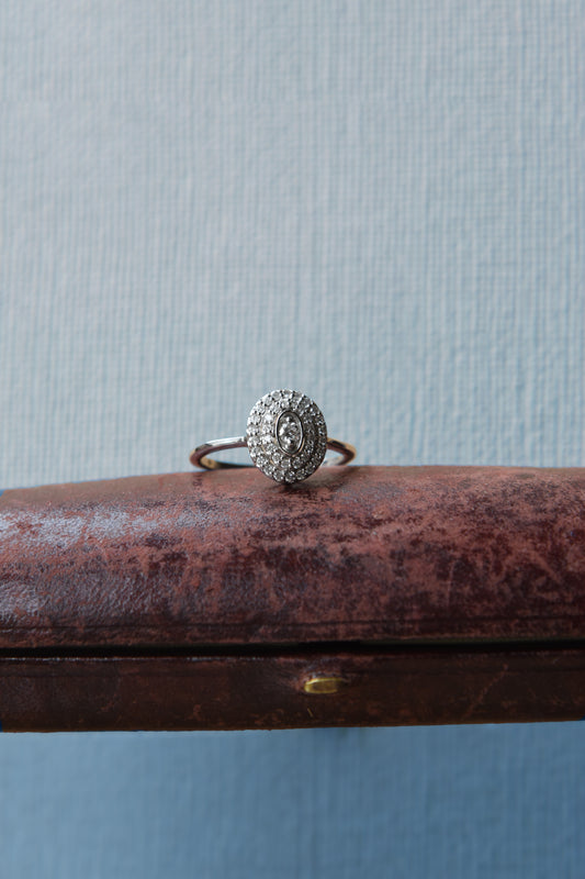 Anillo modelo halo, oro blanco, oro amarillo y brillantes