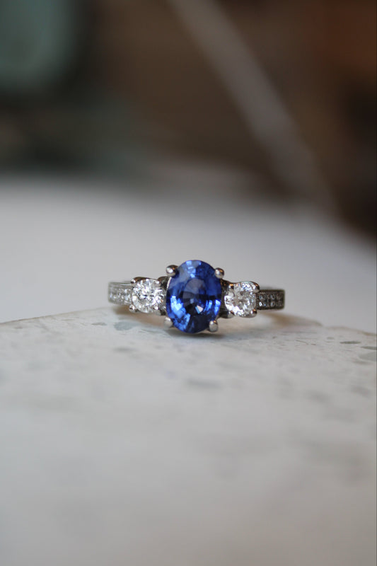 Anillo tricillo, platino, zafiro y brillantes