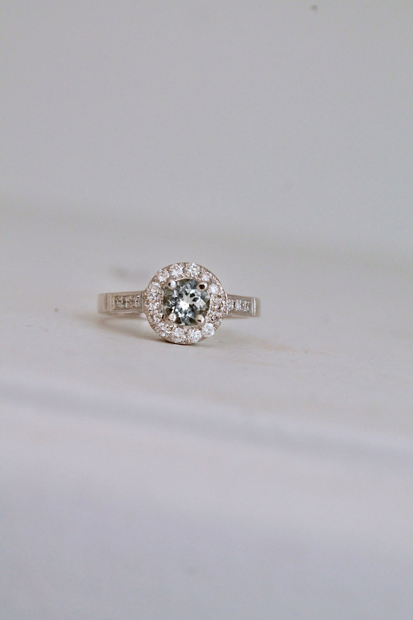 Anillo hecho a mano, platino, aguamarina y brillantes