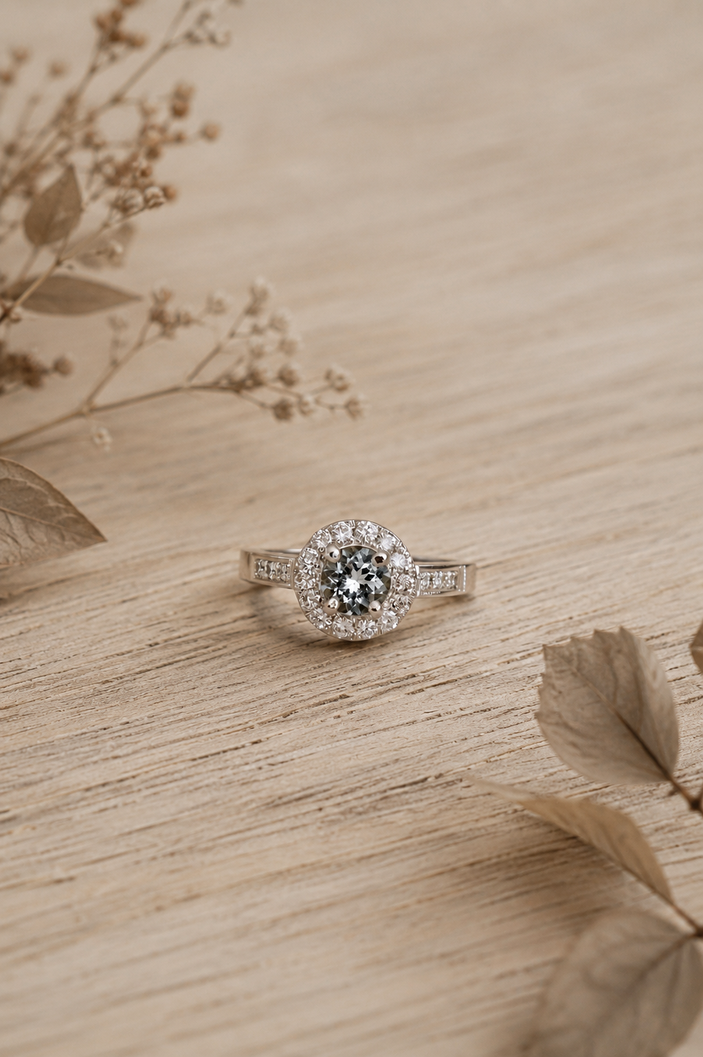Anillo hecho a mano, platino, aguamarina y brillantes
