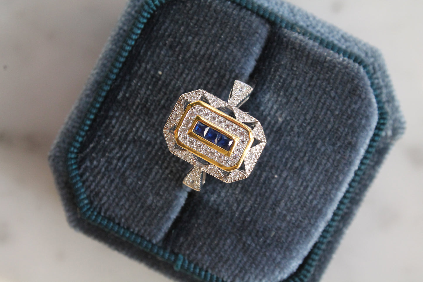 Anillo diseño lanzadera, hecho a máquina, plata 925, enchape de oro y zirconitas.