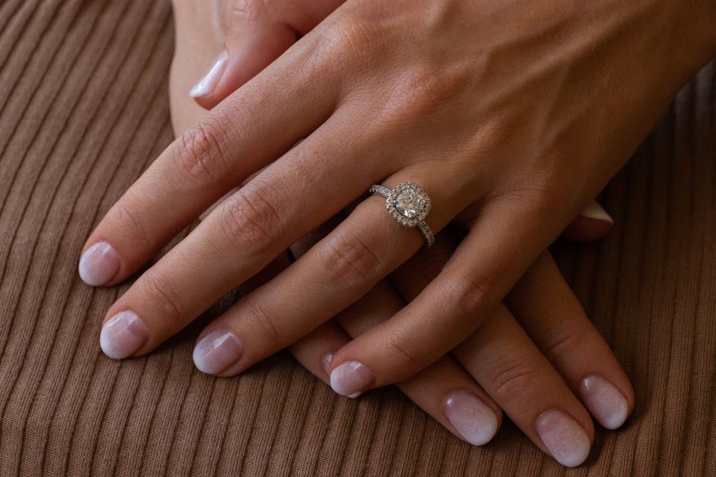 Anillo halo cojín, plata 925, con moissanita central Cushion rodeada de zirconitas.