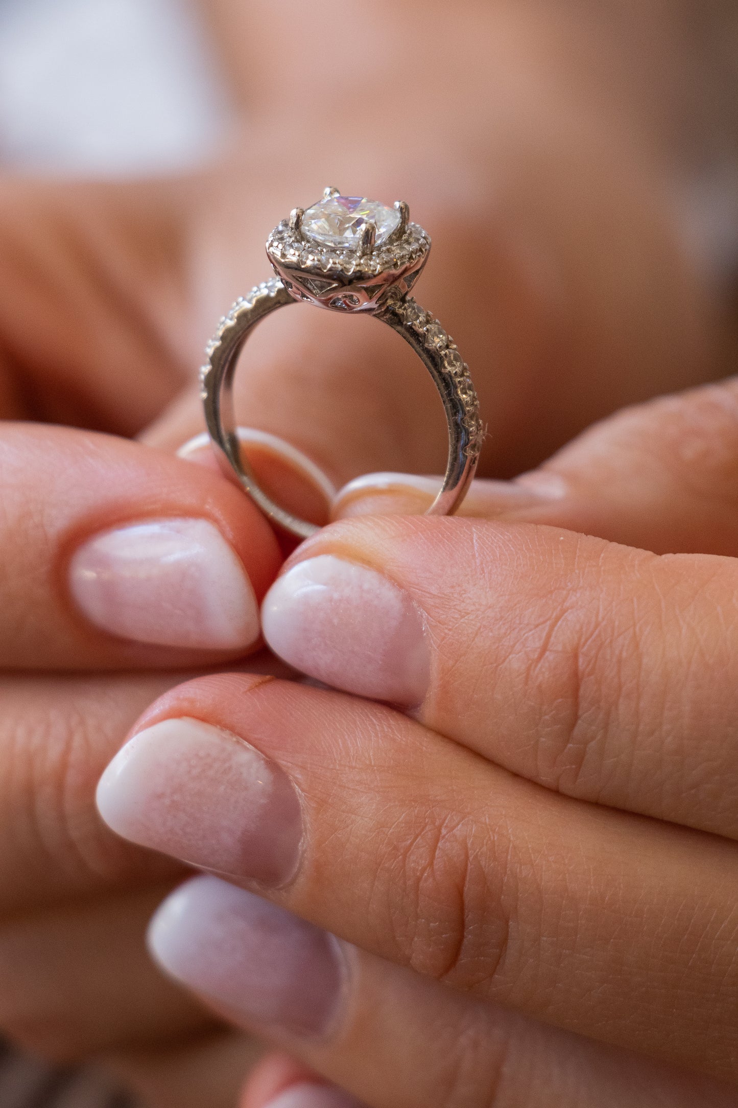 Anillo halo cojín, plata 925, con moissanita central Cushion rodeada de zirconitas.