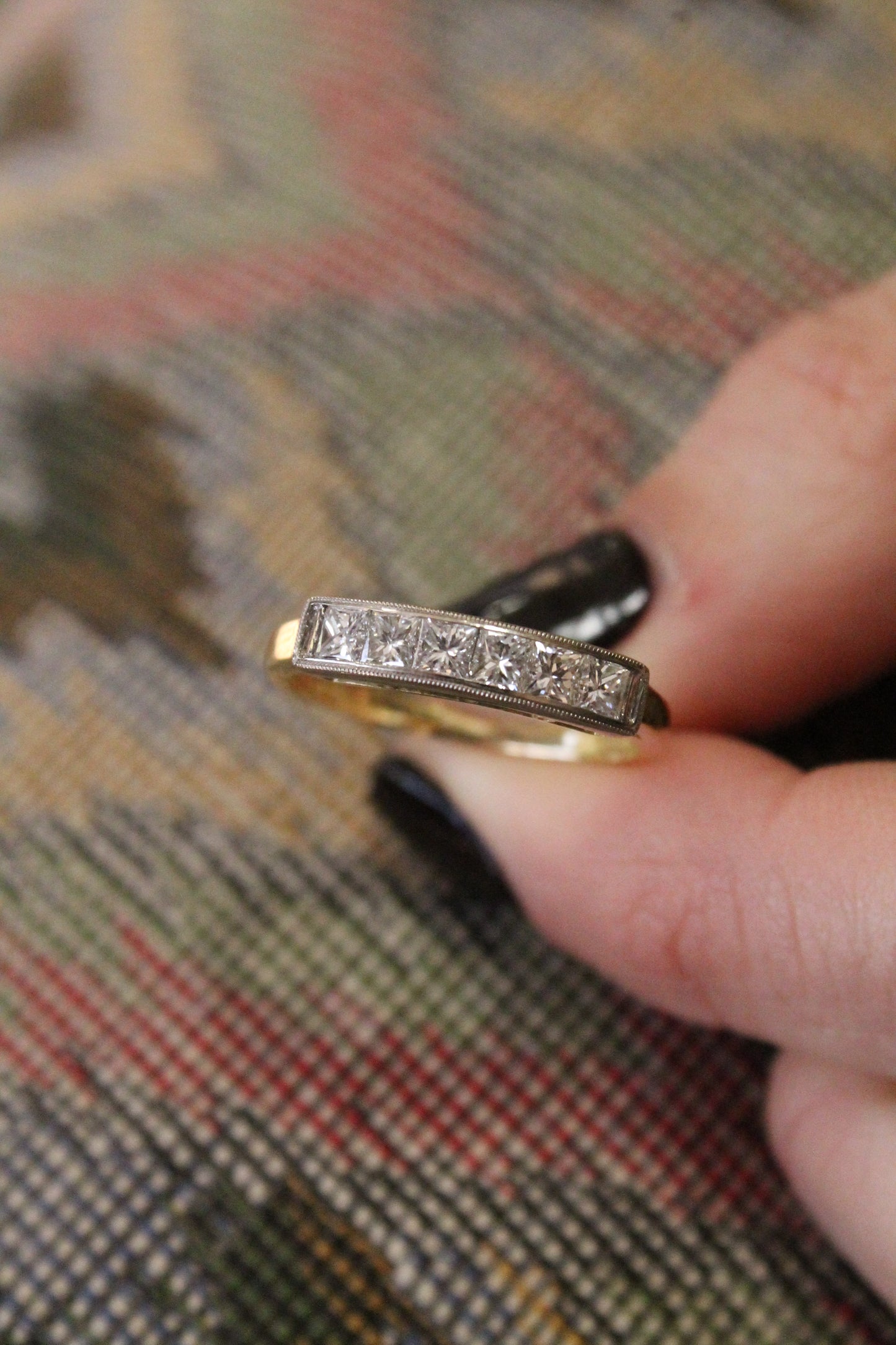 Anillo europeo hecho a mano, oro amarillo, platino y diamantes princesa.