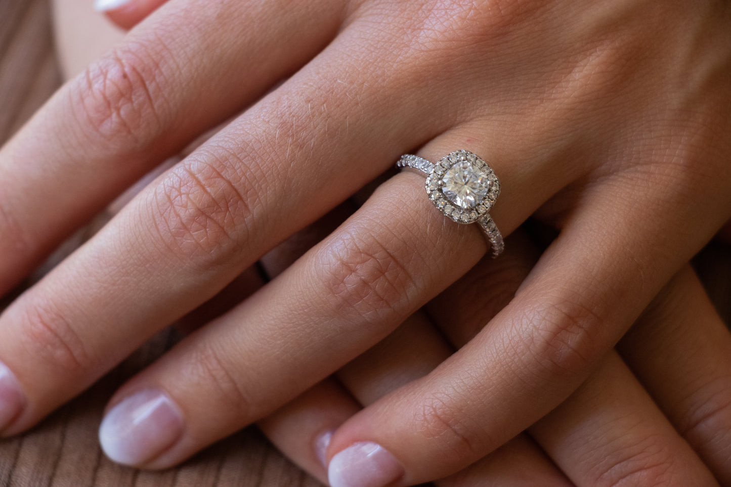 Anillo halo cojín, plata 925, con moissanita central Cushion rodeada de zirconitas.
