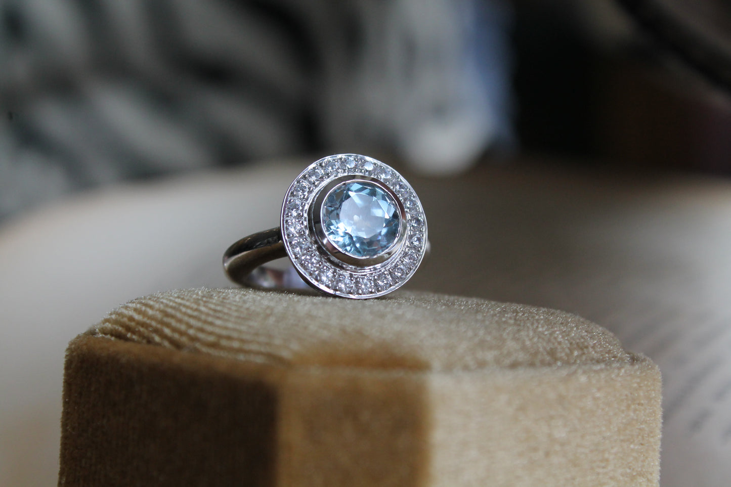 Anillo hecho a mano, plata 925, rodio platino, zirconitas y topacio.