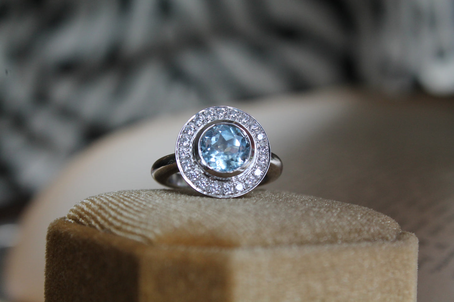 Anillo hecho a mano, plata 925, rodio platino, zirconitas y topacio.