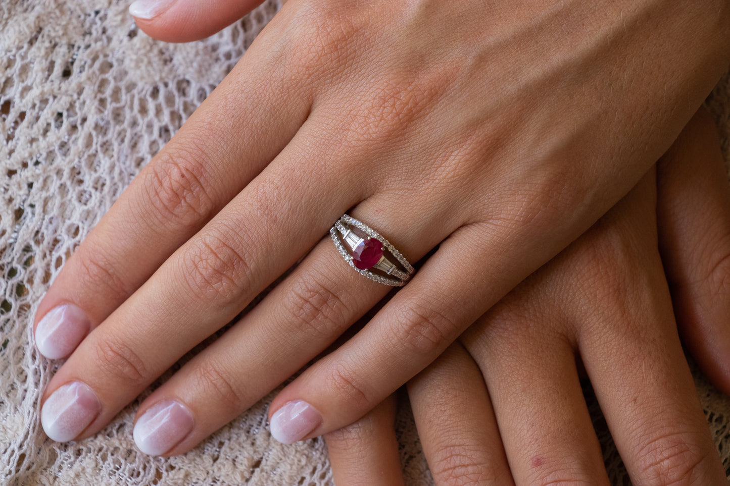 Anillo europeo, oro blanco italiano, rubí y brillantes.
