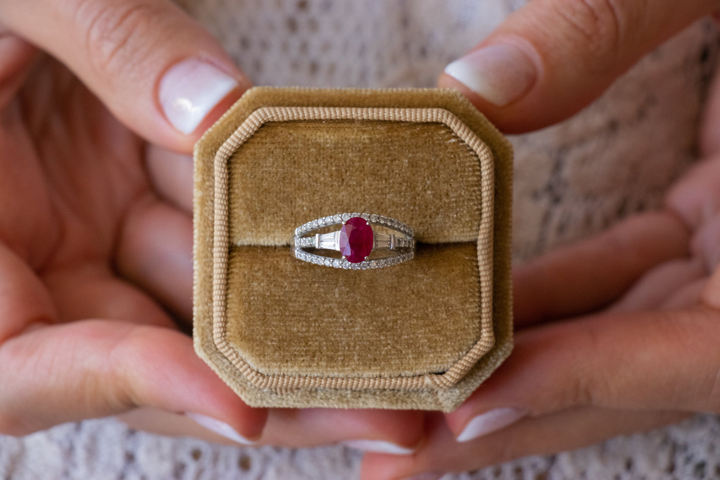 Anillo europeo, oro blanco italiano, rubí y brillantes.