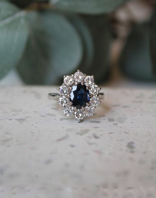 Anillo modelo Lady Di, hecho a mano en Inglaterra, Platino, zafiro y brillantes.