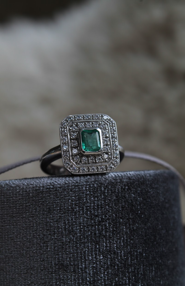 Anillo hecho a mano, plata 925, rodio platino, zirconitas y esmeralda.