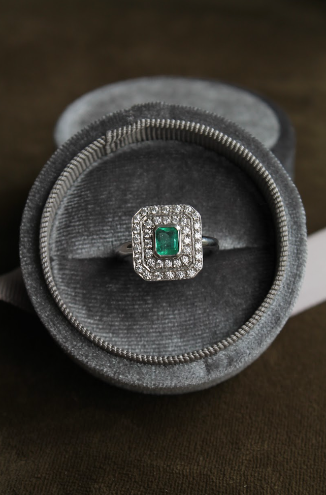 Anillo hecho a mano, plata 925, rodio platino, zirconitas y esmeralda.