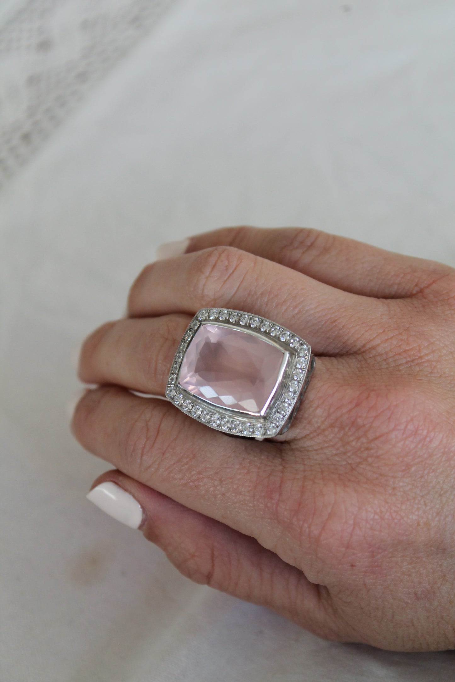 Maxi anillo hecho a mano, plata 925, rodio platino, zirconitas y cuarzo rosa.