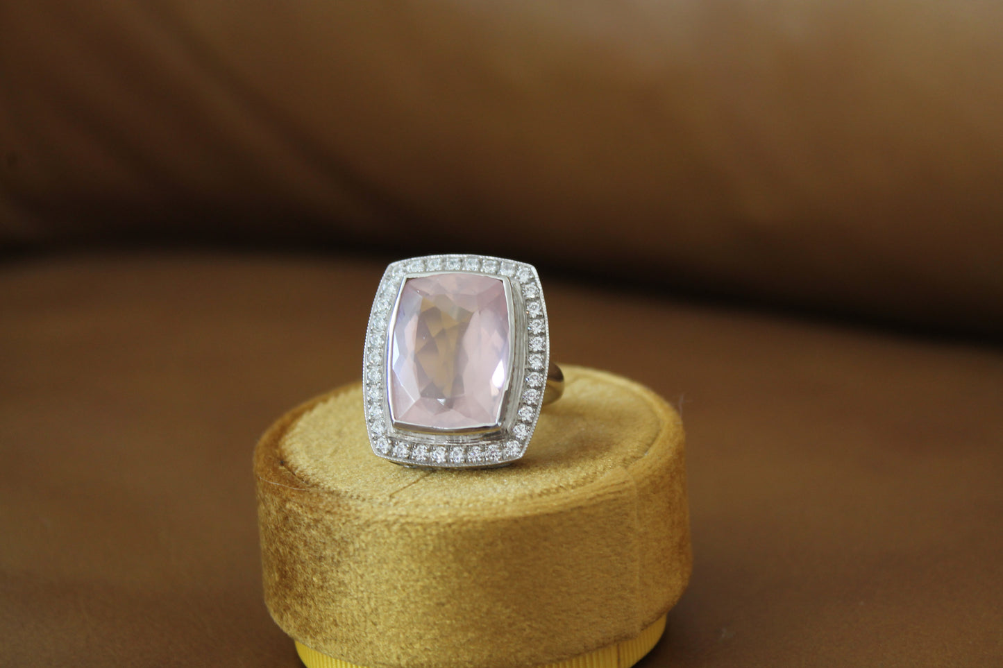 Maxi anillo hecho a mano, plata 925, rodio platino, zirconitas y cuarzo rosa.
