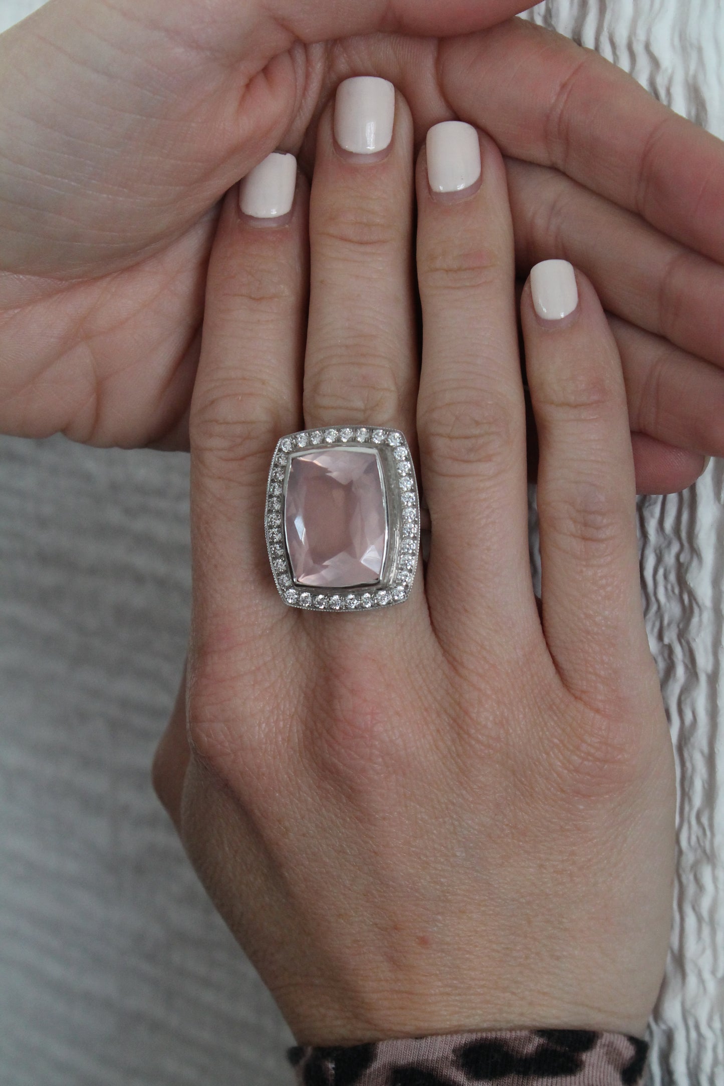 Maxi anillo hecho a mano, plata 925, rodio platino, zirconitas y cuarzo rosa.