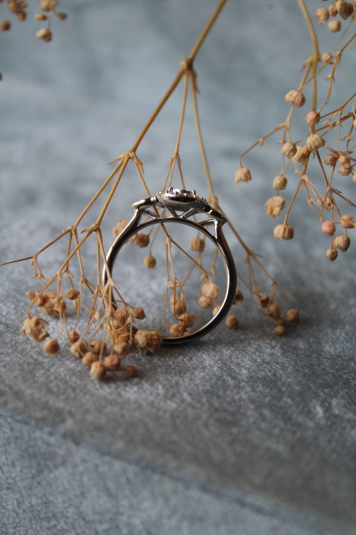 Anillo oro blanco y diamantes sintéticos