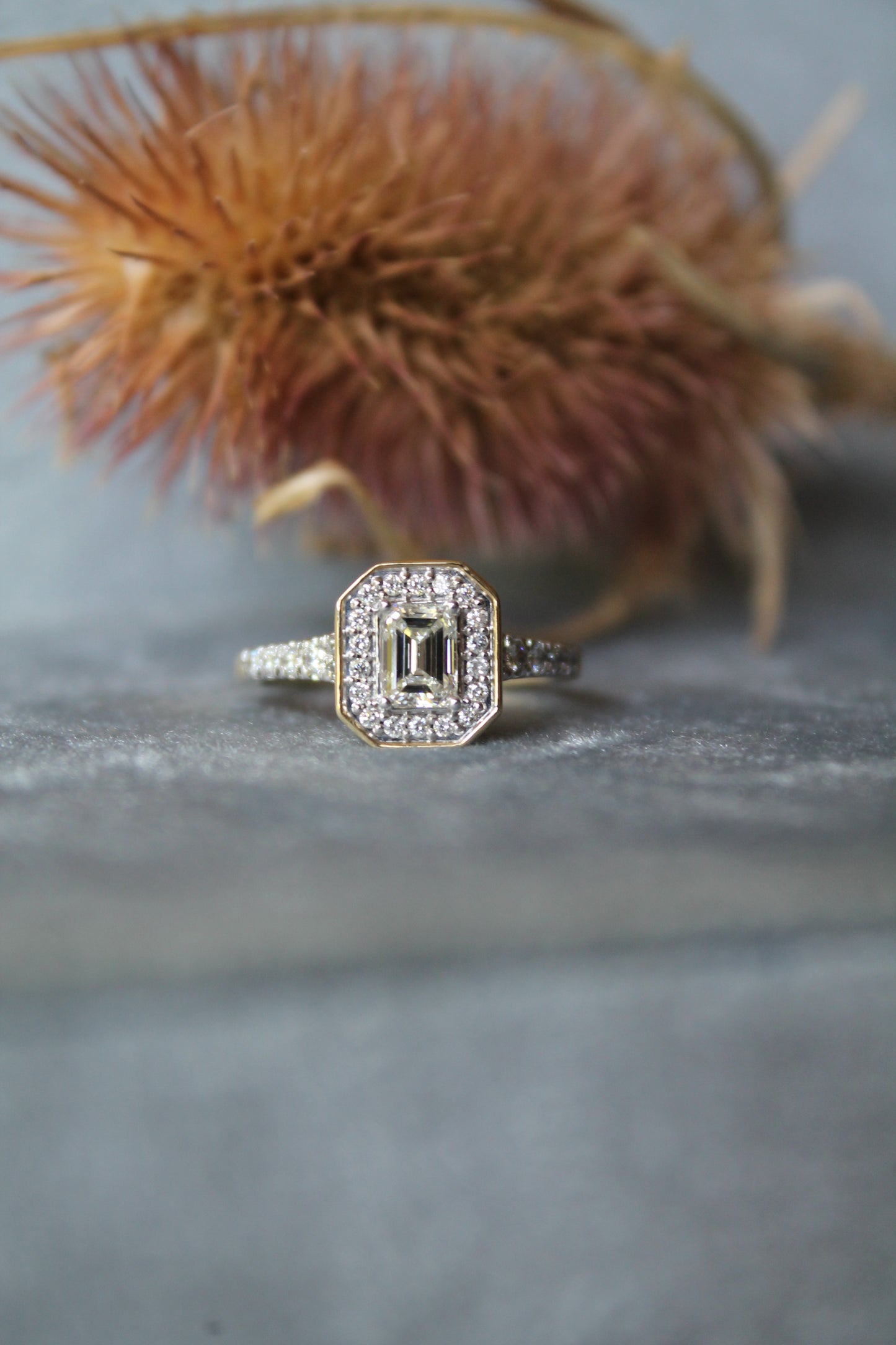 Anillo modelo octogonal, metal oro amarillo y diamantes de laboratorio