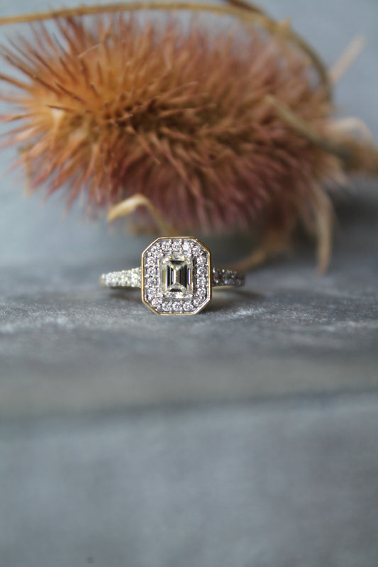 Anillo modelo octogonal, metal oro amarillo y diamantes de laboratorio