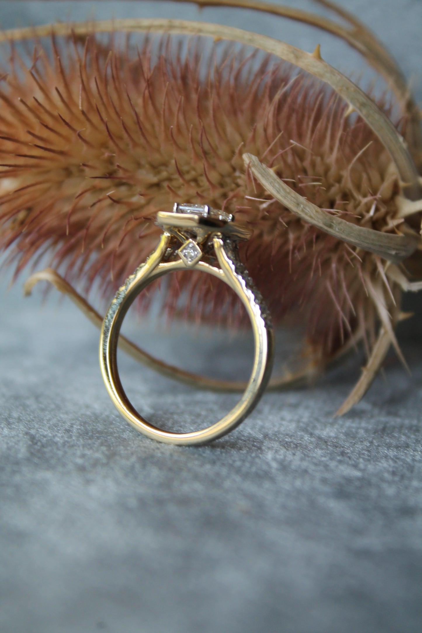 Anillo modelo octogonal, metal oro amarillo y diamantes de laboratorio